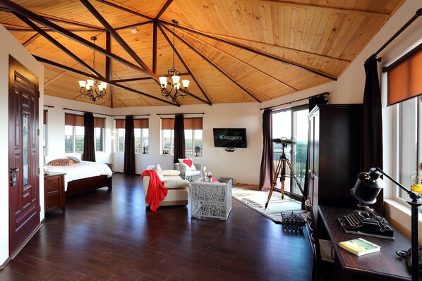 Exclusive Penthouse, 1 Queen Bed with Sofa bed, River View, Corner