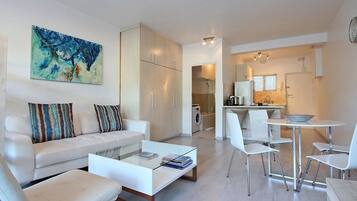 Studio | Khu phòng khách | TV màn hình phẳng