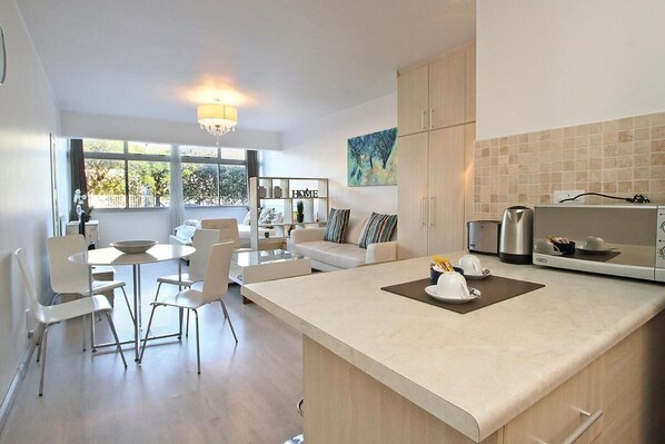 Frigorífico, microondas, horno y placa de cocina