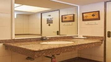 Deluxe Double or Twin Room, Non Smoking, Private Bathroom | Bathroom | Shower, free toiletries