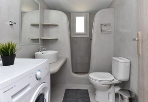 Apartamento, 3 quartos | Banheiro | Chuveiro, produtos de toalete grátis, secador de cabelo, chinelos