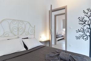 3 bedrooms, in-room safe, iron/ironing board, free cots/infant beds - The Local House (Paros)