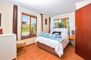 2 bedrooms, premium bedding, individually decorated - Brenton Bushbuck Lodge (Knysna)