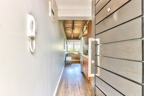 1 غرفة نوم ومكواة/لوح كي وواي فاي مجانًا وملاءات أسرّة