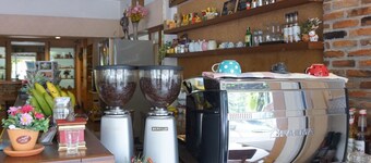 拉隆小酒馆酒店