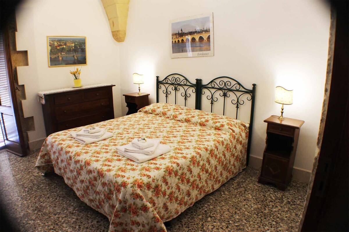 City Apartment, 2 Bedrooms, Non Smoking, Ground Floor | Desk, blackout drapes, individually decorated, individually furnished