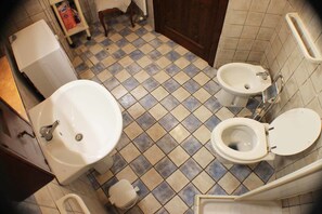 City-Apartment, 2 Schlafzimmer, Nichtraucher, Erdgeschoss | Badezimmer | Dusche, Regendusche, kostenlose Toilettenartikel, Haartrockner