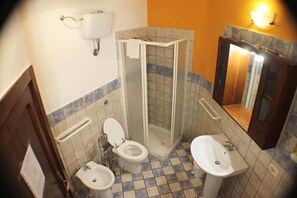 City Apartment, 2 Bedrooms, Non Smoking, Ground Floor | Bathroom | Shower, rainfall showerhead, free toiletries, hair dryer - Antica Galateo (Lecce)