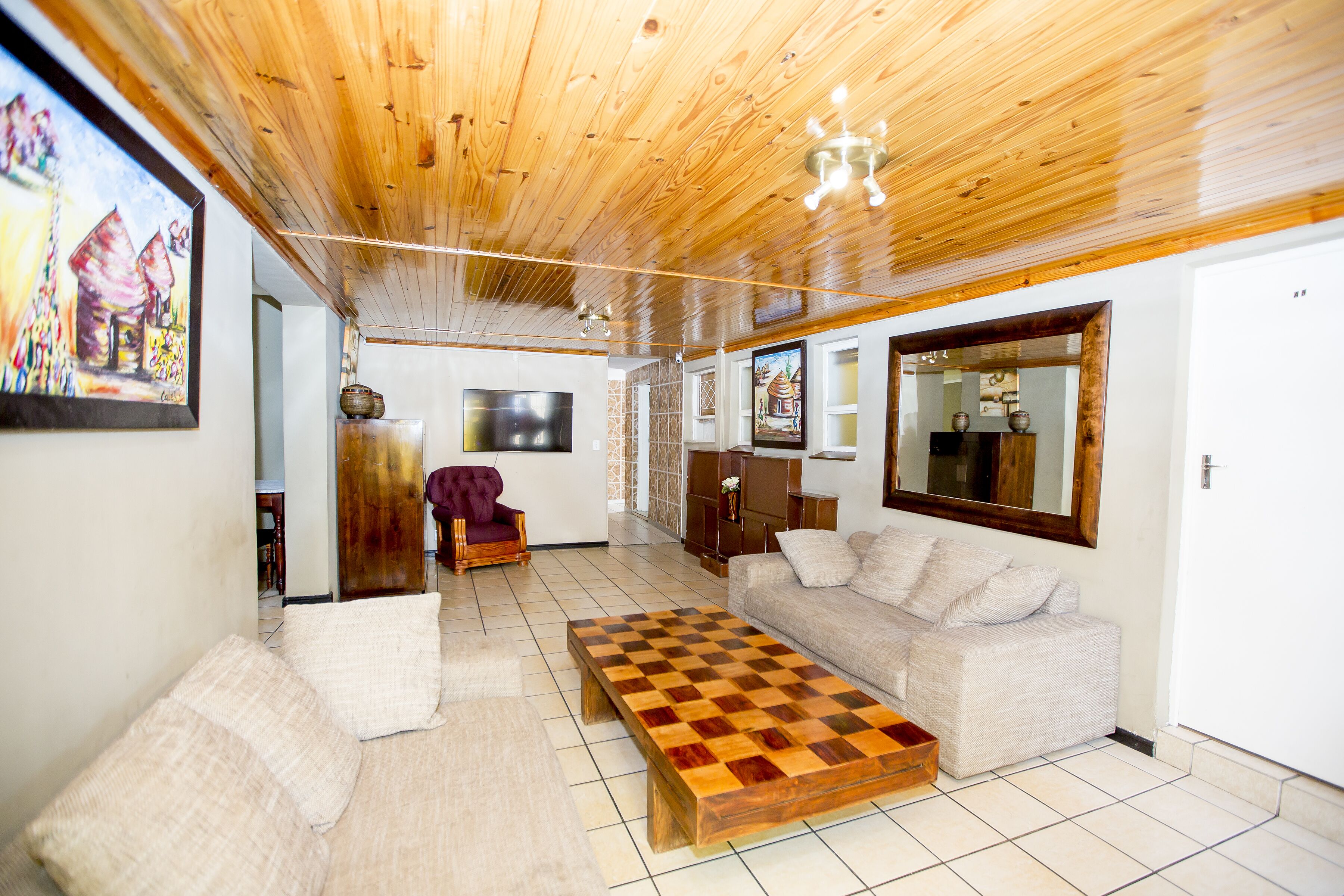 Deluxe Double or Twin Room | Living area | 32-inch Smart TV with satellite channels, TV