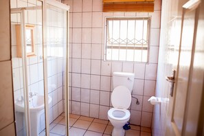 Deep-soaking bathtub, rainfall showerhead, free toiletries, towels - Oria Lodge - Summer Greens (Cape Town)