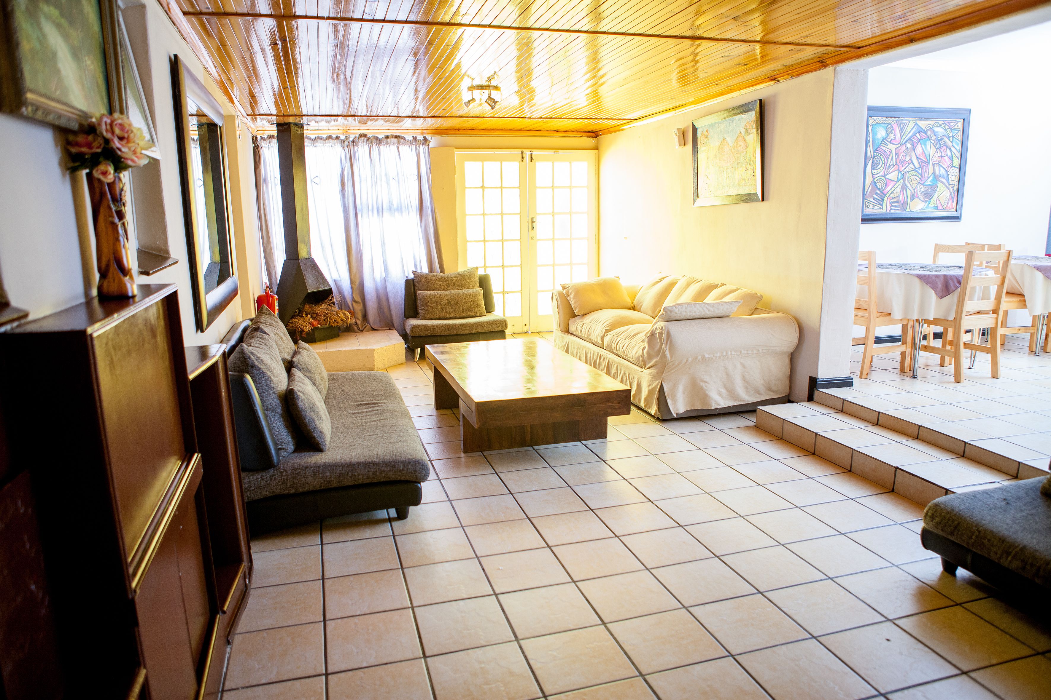 Een 32-inch smart-tv met satellietzenders en een televisie