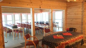 Breakfast and dinner served