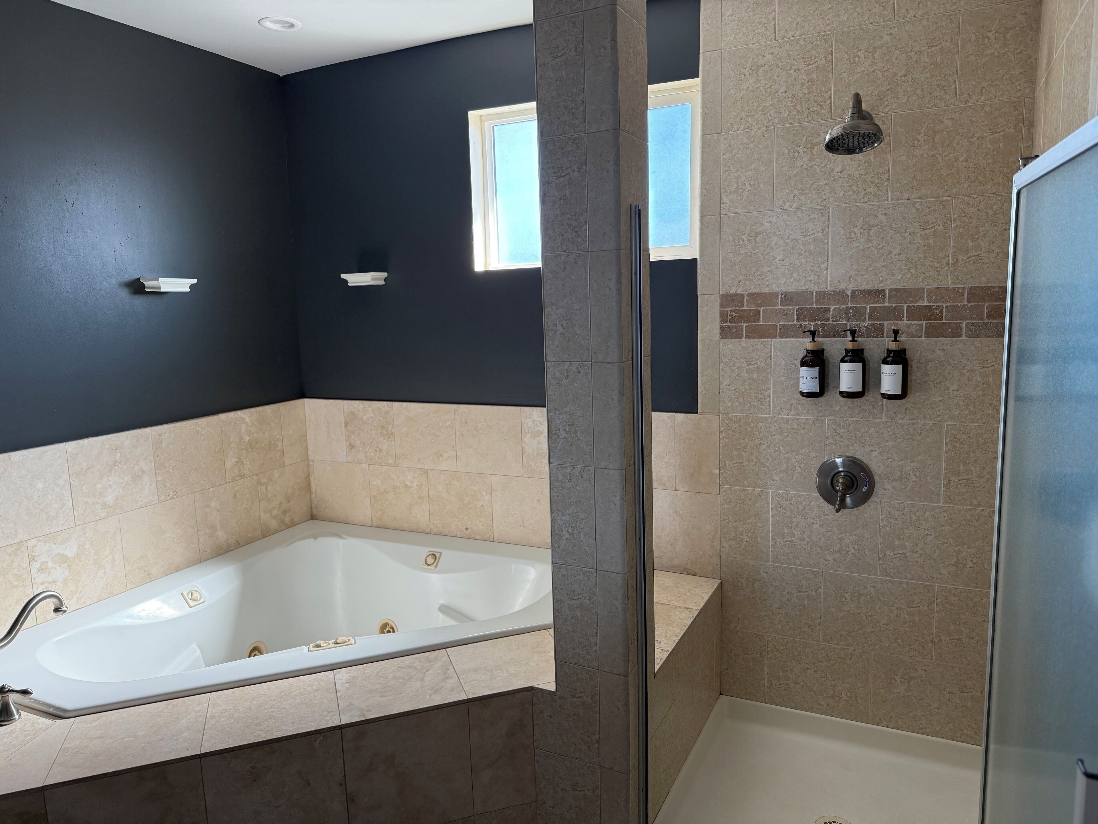 Combined shower/bathtub, jetted bath, hair dryer, towels