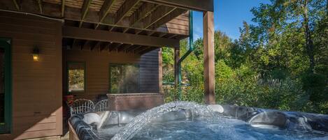 Banyera d'hidromassatge a l'aire lliure