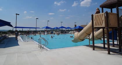 ~ NOUVEAU HOT TUB ~ 4BR / Animaux acceptés Talisman Lodge avec table de billard, cheminée, barbecue