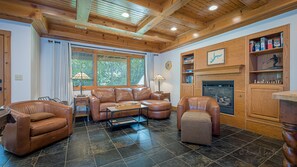 Televisor de pantalla plana, llar de foc i reproductor de DVD 