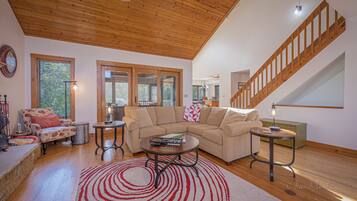 Flat-screen TV, fireplace, DVD player