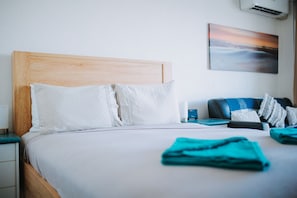 1 bedroom, iron/ironing board, free WiFi, bed sheets - Hard to beat this top floor end unit endless views WiFi Foxtel beach front. (North Ward)
