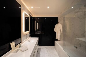 Signature Suite, Private Pool | Bathroom | Free toiletries, hair dryer, bathrobes, slippers