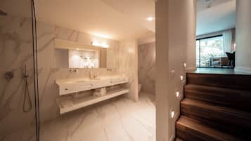 Deluxe Suite, Private Pool | Bathroom