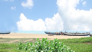A beach with boats and people. - Rüstic Beach Villa (Mundalama)