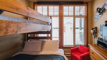 2 bedrooms, iron/ironing board, travel crib, free WiFi