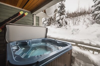 Ski in Ski out condo with private Hot Tub backing on Golf course. 2 bed 2 bath.