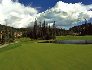 Golf - Ski in Ski out condo with private Hot Tub backing on Golf course. 2 bed 2 bath. (Sun Peaks)