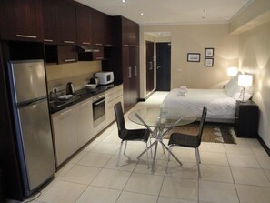 Studio | Living area | Flat-screen TV - The Icon Studio (Cape Town)