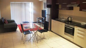 Studio | Dapur pribadi | Lemari es, microwave, oven, dan kompor