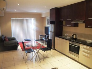 Studio | Private kitchen | Fridge, microwave, oven, stovetop - The Icon Studio (Cape Town)