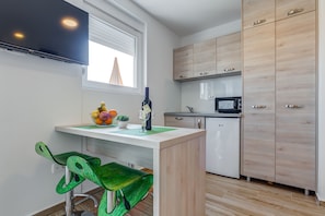 Luxury Apartment, Sea View | Private kitchen | Fridge, microwave, coffee/tea maker, electric kettle - Almare apartments  Budva (Budva)