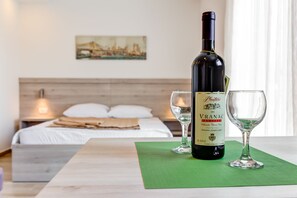 Apartamento superluxo, vista para o mar | Área de estar | TV de tela plana