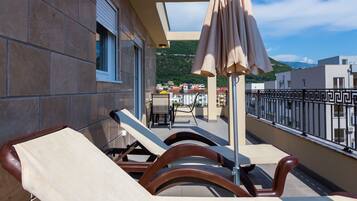 Luxury Apartment, Sea View | Street view