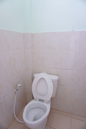 Dusche, kostenlose Toilettenartikel, Handtücher