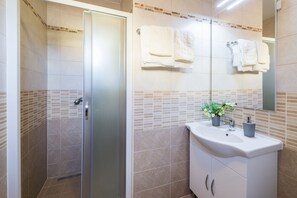 Apartment, 1 Schlafzimmer | Badezimmer | Dusche, Haartrockner, Handtücher