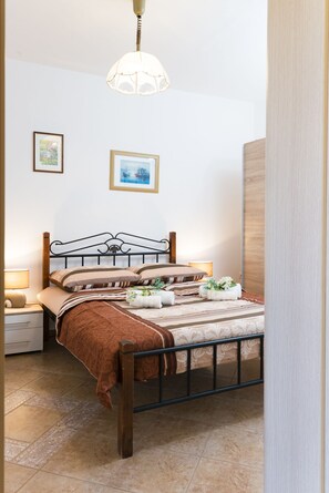 Studio, Balkon, Gartenblick | Bügeleisen/Bügelbrett, Babybetten, kostenloses WLAN, Bettwäsche