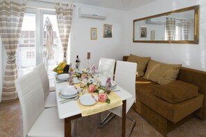 Standard-Apartment, 2 Schlafzimmer, Balkon, Meerblick | Wohnbereich | LCD-Fernseher