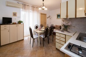 Standard Apartment, 2 Bedrooms, Balcony, Sea View | Private kitchenette