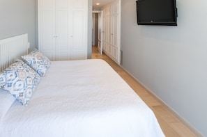 3 bedrooms, in-room safe, iron/ironing board, free WiFi