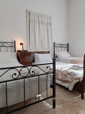Family Triple Room | Individually furnished, desk, soundproofing, iron/ironing board - B&B Mavipagi (Verona)
