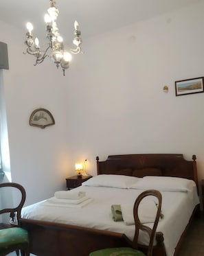 Twin Room, Shared Bathroom | Individually furnished, desk, soundproofing, iron/ironing board - B&B Mavipagi (Verona)