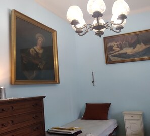 Comfort vierpersoonskamer, koelkast | Individueel gemeubileerd, een bureau, geluiddichte muren