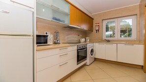 Frigorífico, microondas, horno y placa de cocina