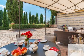 تناول الطعام بالخارج