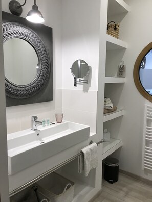 Phòng Suite (Charlotte) | Phòng tắm | Buồng tắm vòi sen, đồ dùng nhà tắm miễn phí, khăn tắm