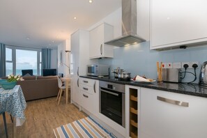 Kühlschrank, Mikrowelle, Ofen, Geschirrspüler