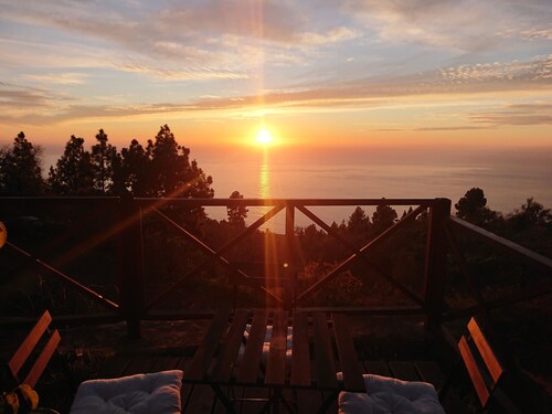 La Somadita Tinizara, an intimate Canarian house with views of the sea and the mountains. 