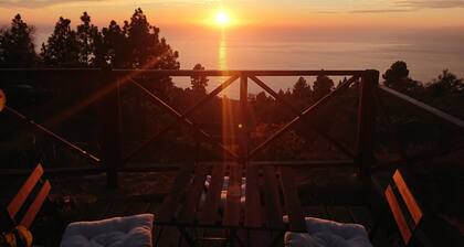 La Somadita Tinizara, an intimate Canarian house with views of the sea and the mountains.