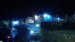 Un edificio de piedra con un cartel que dice "Casa da Namaluha" de noche.